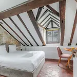 Sous Les Poutres A Apartment