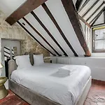 Sous Les Poutres A Apartment